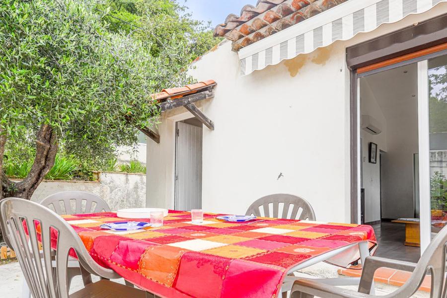 Gîte Le Clos du Noyer Renard-Table extérieure-La Gaude-Gîtes de France Alpes-Maritimes  