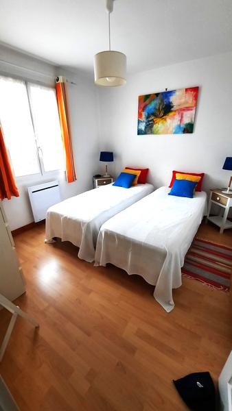 Chambre avec deux lits simples.