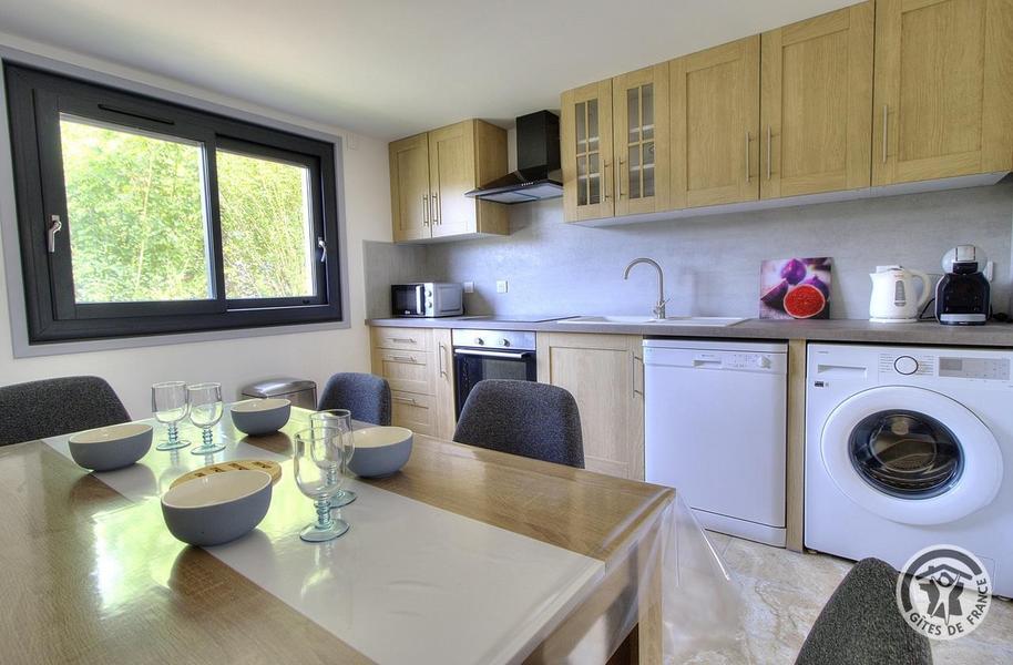 Gîte du Moulin à Thizy les Bourgs en Haut Beaujolais et à 10 km du Lac des Sapins - Rhône : le coin repas et coin cuisine au rez-de-chaussée.