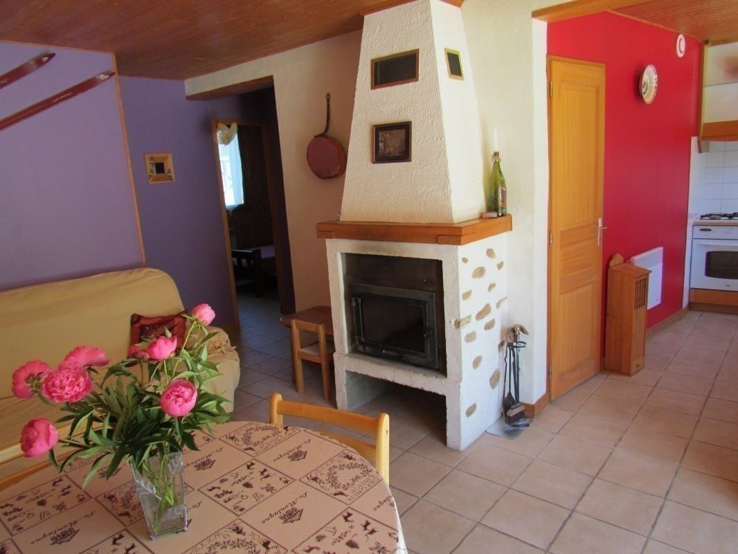 séjour et accès chambres à gauche et cuisine à droite
