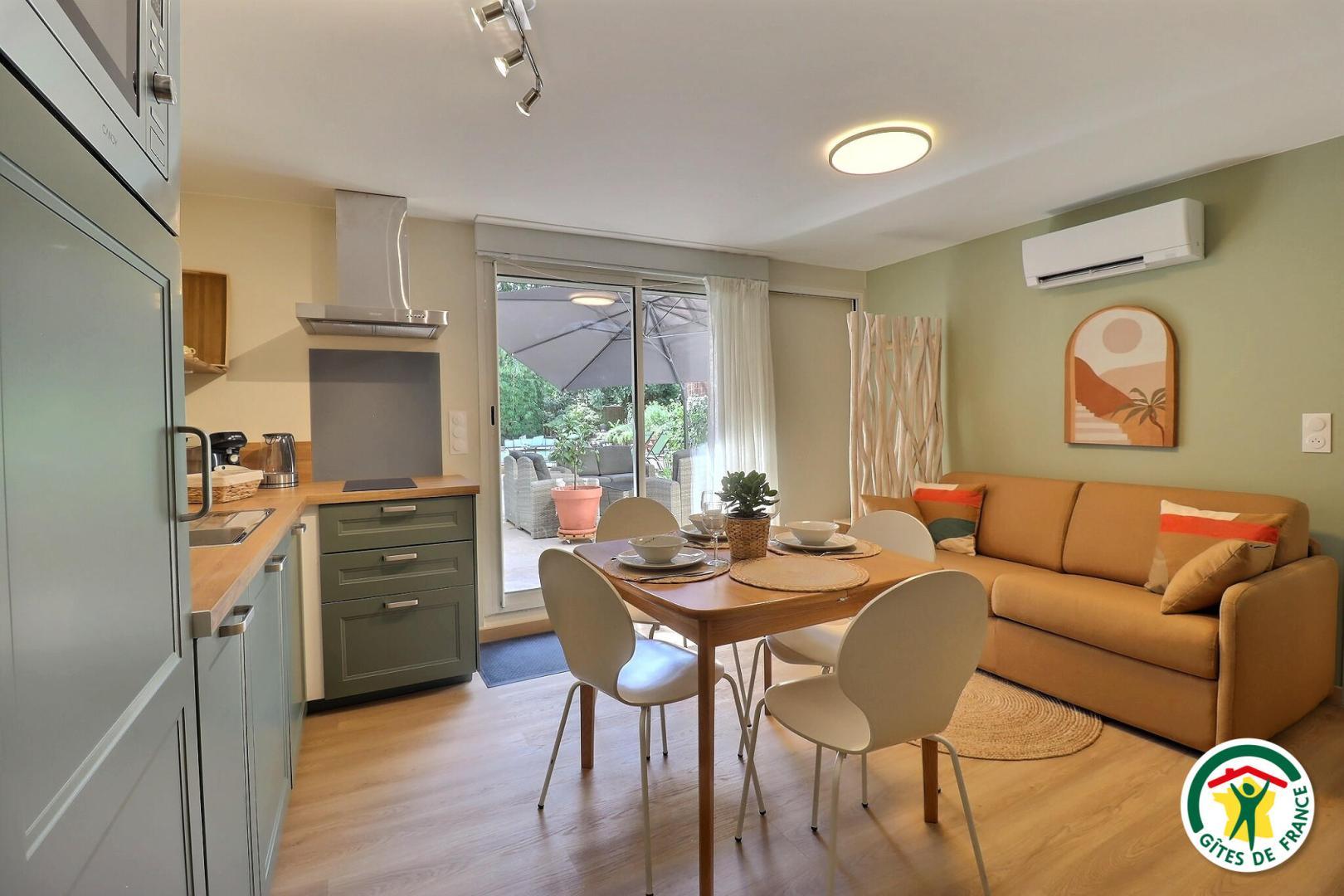 CUISINE / SEJOUR AVEC CANAPE CONVERTIBLE 140X190