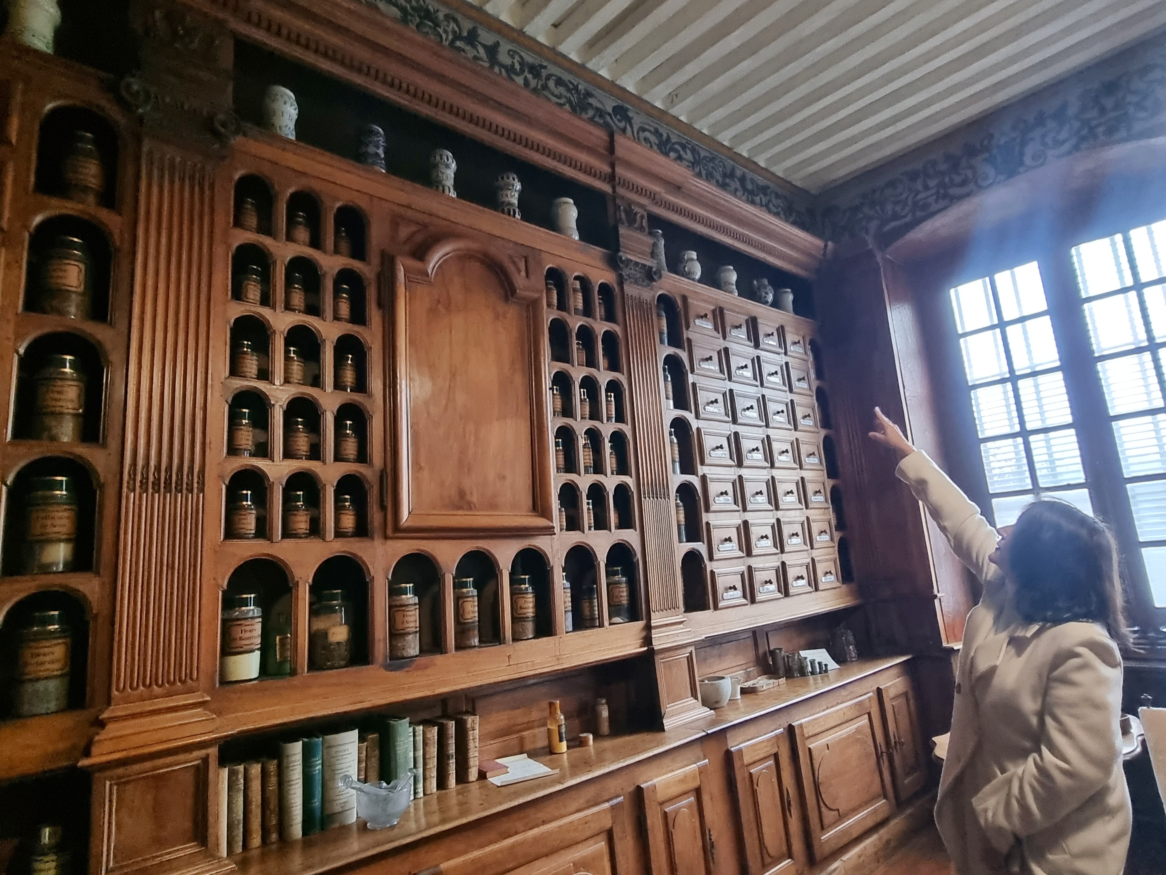 Prier et guérir : visite guidée de l'apothicairerie et de la chapelle des Visit…