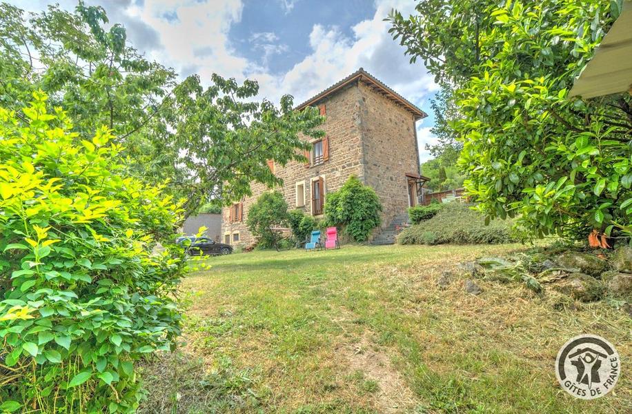 Gîte / Maison de Vacances \'La Glycine\' à Meaux la Montagne en Haut Beaujolais dans le Rhône - Proximité du Lac des Sapins : la maison en pierres.