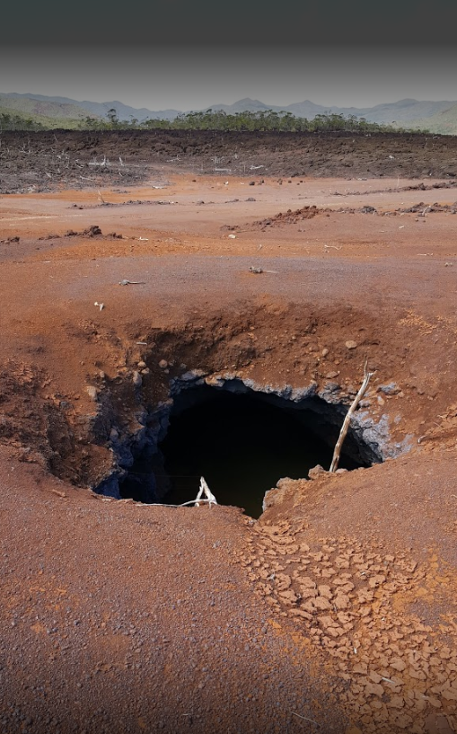 Rare sont les photos qui ont pu être prises de ce mystérieux gouffre, secrètement gardé par le majestueux Lac de Yaté