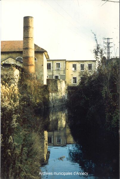 Vue de la cheminée de l’usine de Tissage à Cran-Gevrier.