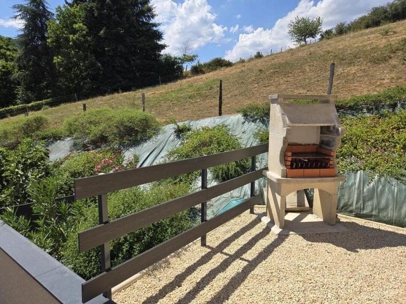 Gîte/maison de vacances indépendante \'La Belle Vie Là!\' à Saint-Forgeux (Rhône, Beaujolais, proximité Tarare et Lac des Sapins) : le barbecue dans la cour.