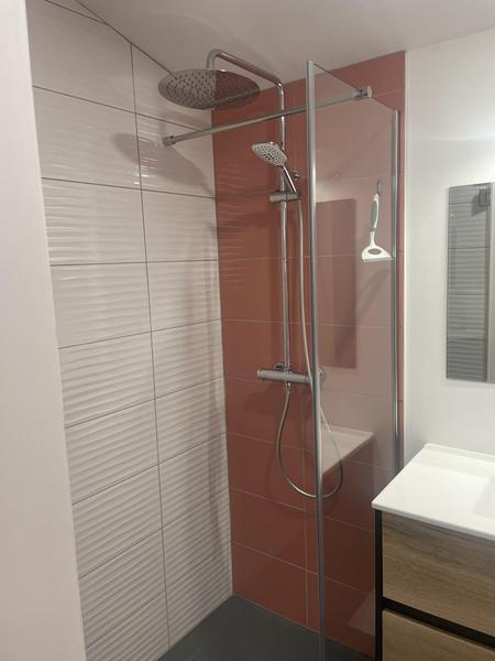 Douche dans la salle d'eau de la chambre terracota