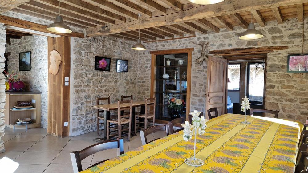 Gîte du Grand Peisselay à VALSONNE (Rhône - Beaujolais Vert) : salle à manger ouverte sur la cuisine et le salon.