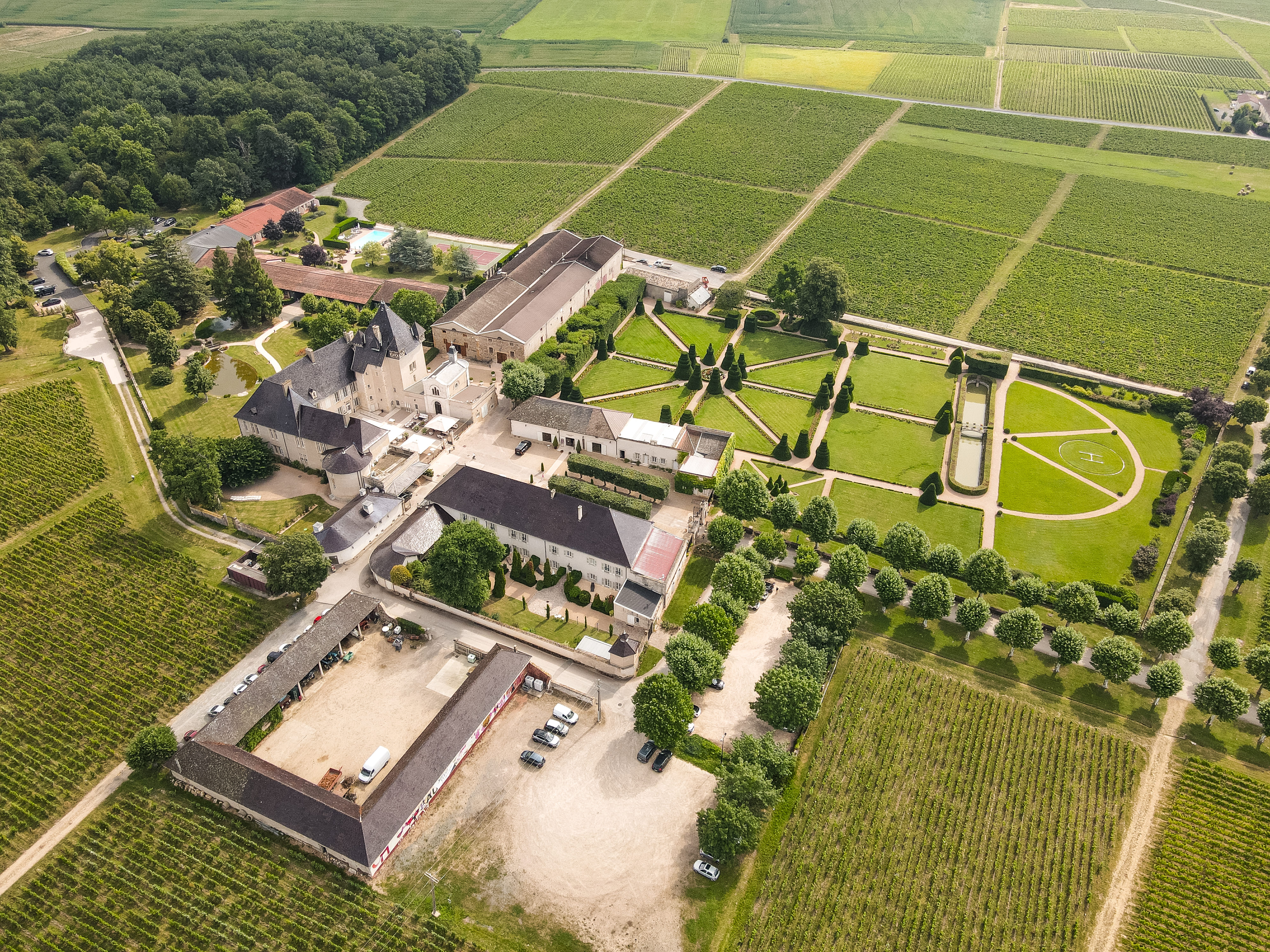 Vue aérienne du jardin à la française du Château de Pizay