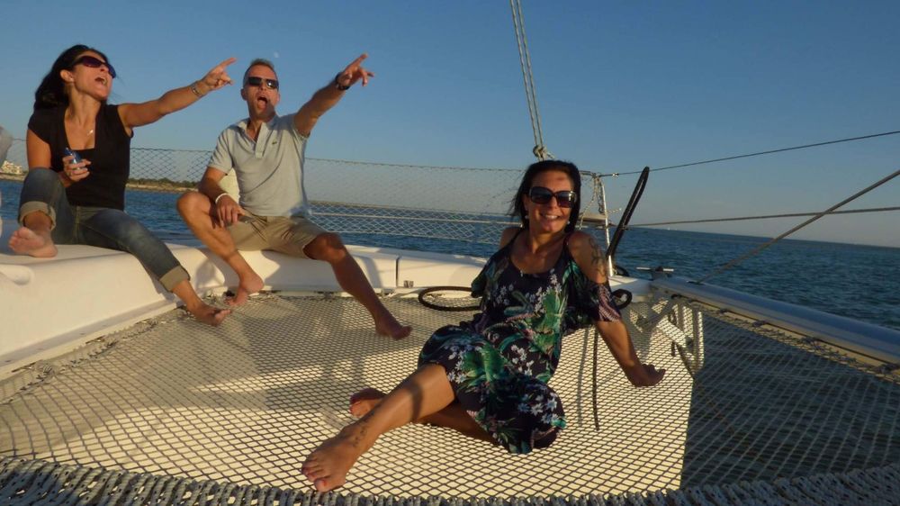 trois personnes sur le pont du catamaran