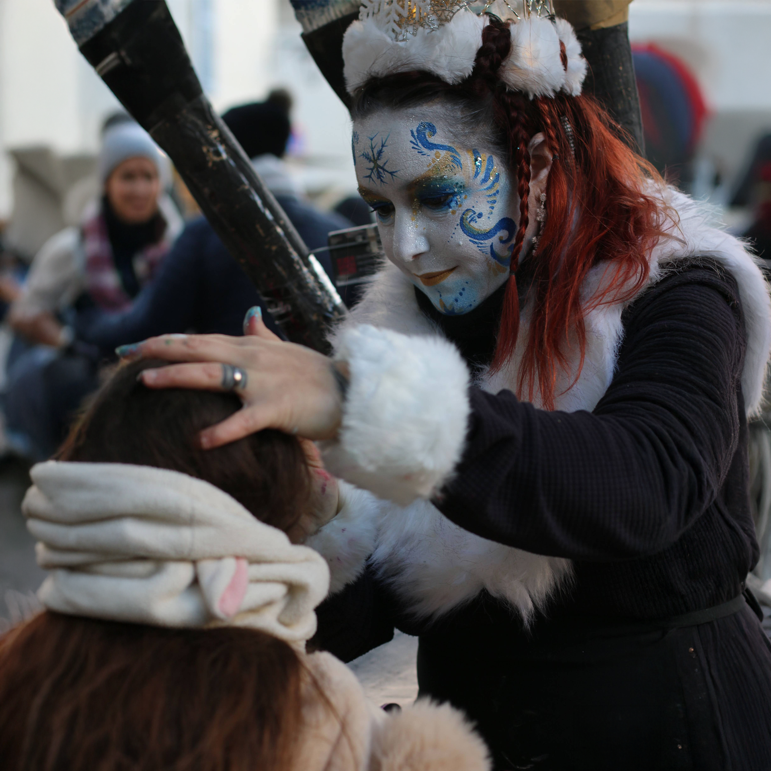 Carnaval - Les reines des pinceaux, des paillettes pour carnaval (Maquillage et coiffure)