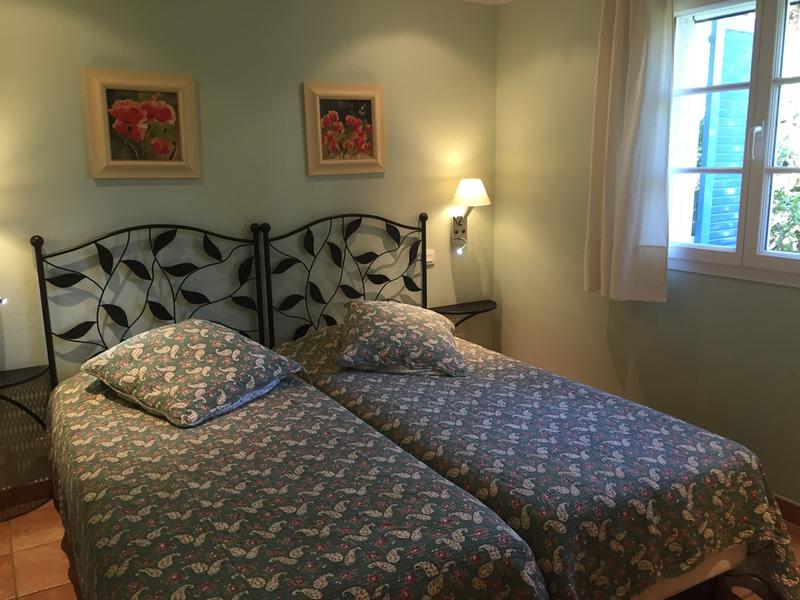 Chambre avec 2 lits simples accollables en lit double