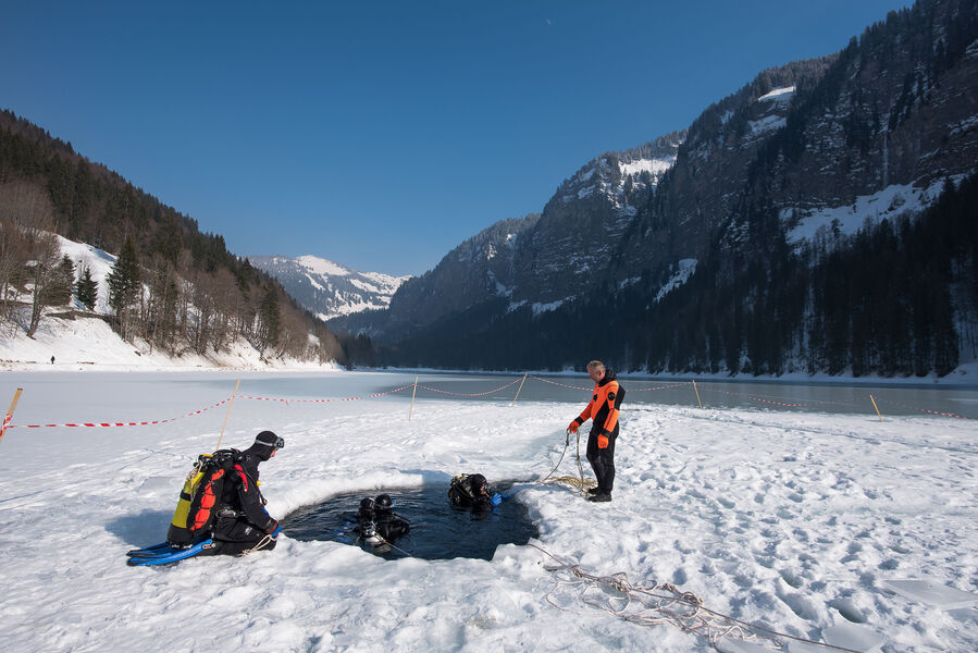Plongée sous glace au Lac de Montriond