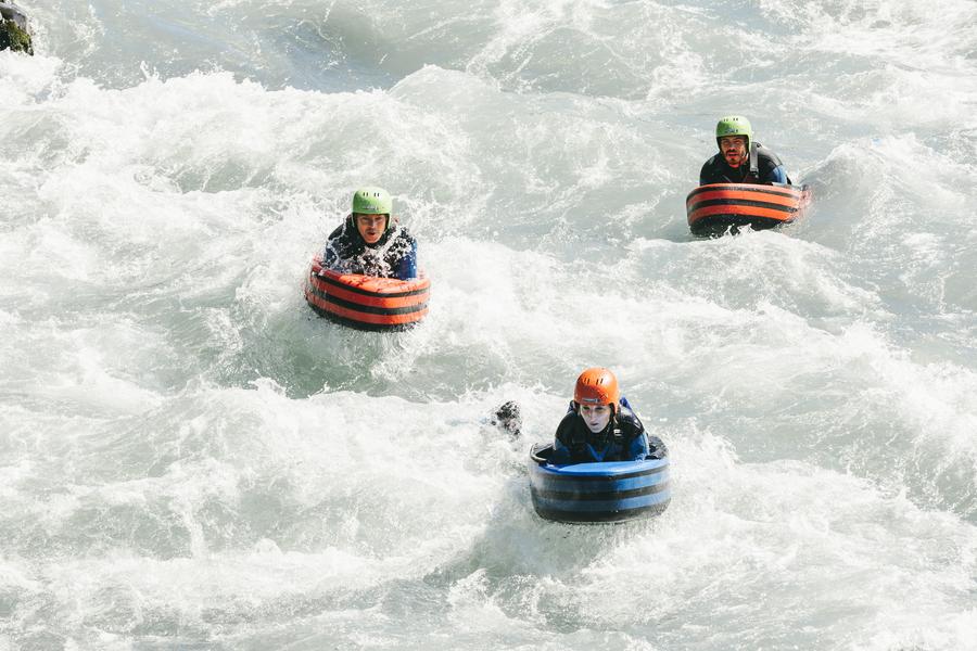 3 personnes en train de faire de l'hydrospeed sur l'Isère 3 personnes en train de faire de l'hydrospeed sur l'Isère