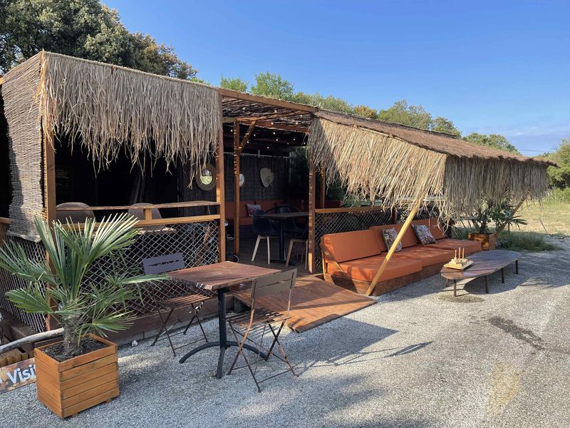 Grotte Forestière Terrasse ombragée du snack