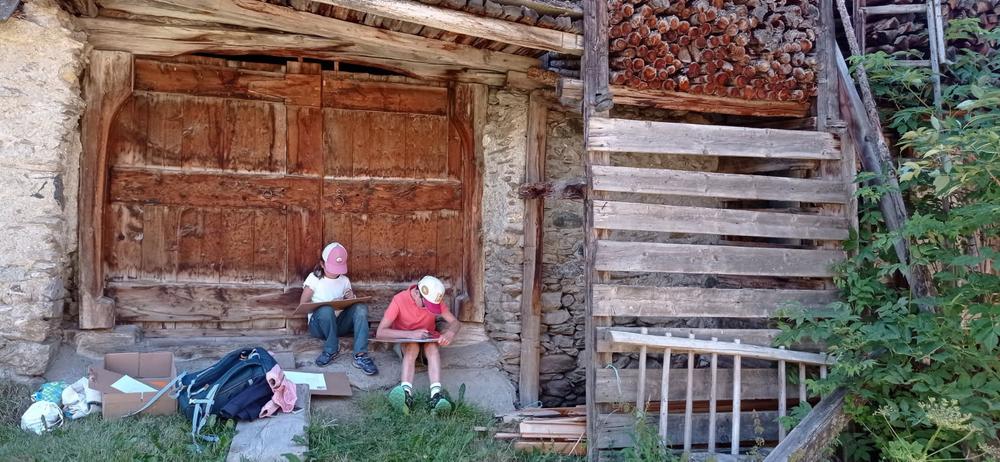 Les petits explorateurs et les maisons fustes_Molines-en-Queyras