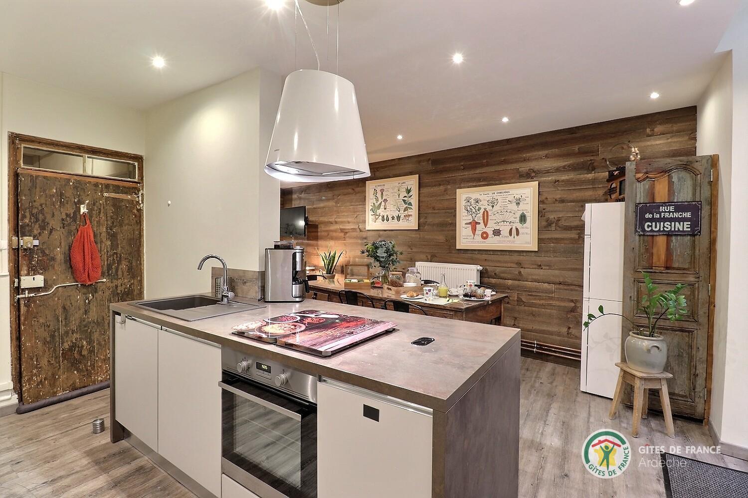 Coin cuisine équipée dans la pièce de vie