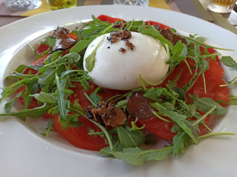Tomate burratina supplément truffe La Ciboulette - restaurant avec vue panoramique à Gassin - https://gassin.eu