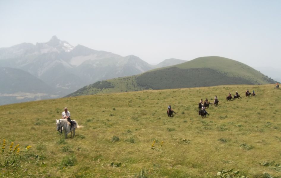 Cavaliers dans l'alpage de Ste Luce