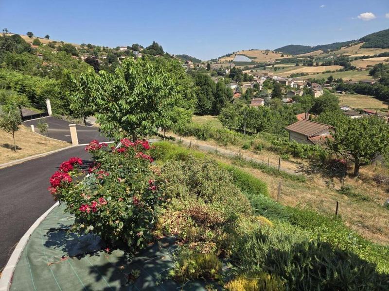Gîte/maison de vacances indépendante \'La Belle Vie Là!\' à Saint-Forgeux (Rhône, Beaujolais, proximité Tarare et Lac des Sapins) : l\'accès et vue sur le village