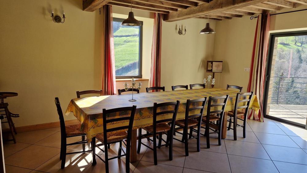 Gîte du Grand Peisselay à VALSONNE (Rhône - Beaujolais Vert) : la salle à manger.
