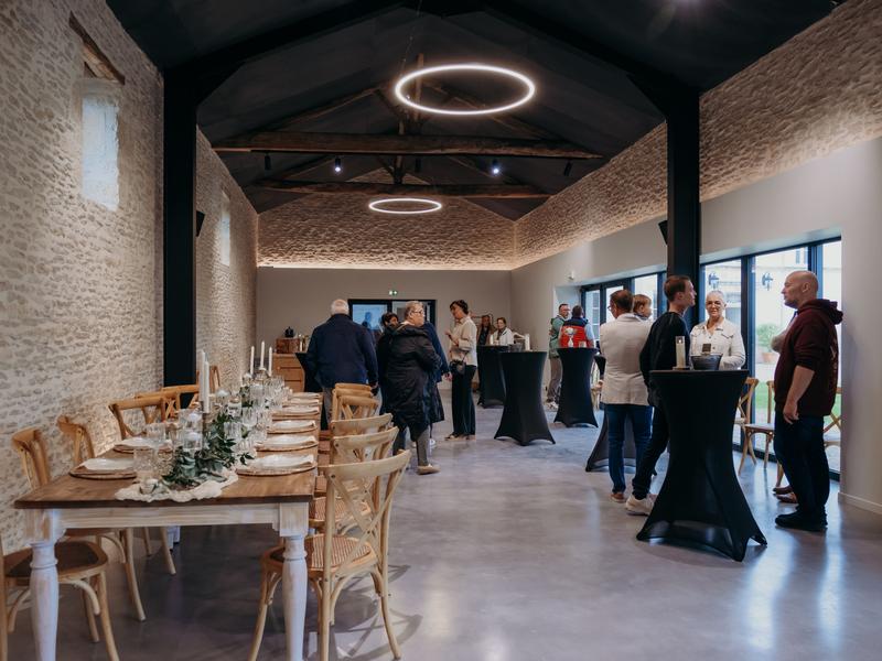 Cocktail dans la salle de réception, Chai Almaviva