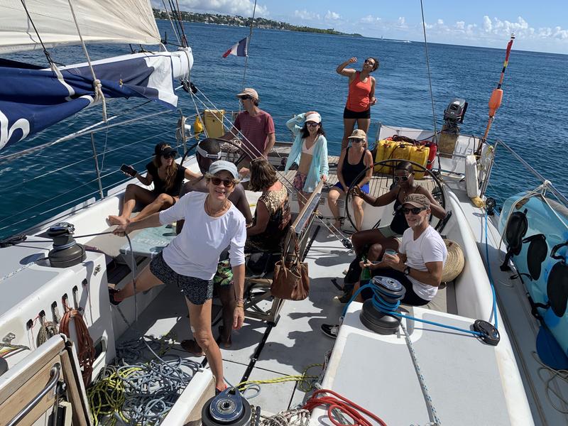 Une dizaine de personnes sur le bateau.