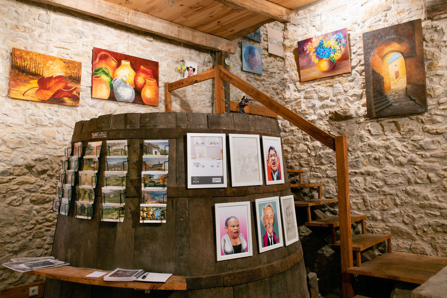 Salle d'exposition ARTs EN CAVE - Accès 2ème Niveau