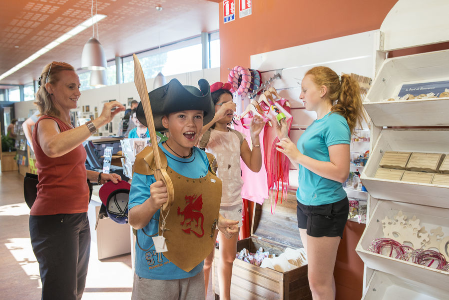Boutique - articles contrebandier : épées, chapeaux, armures, frondes, sabres