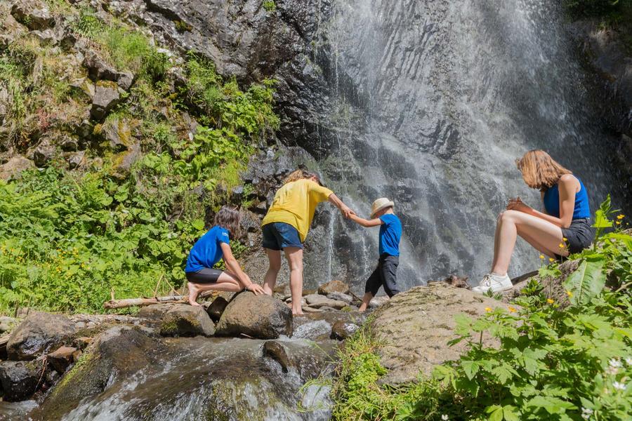 Randonnée en famille aux cascades du Quereuilh et du Rossignolet au Mont-Dore en été