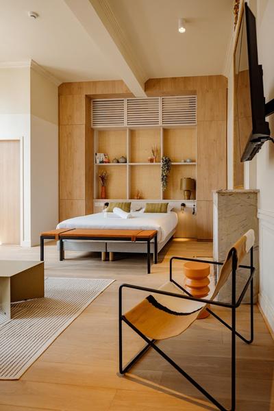 Un appartement avec lit double, siège, décorations.