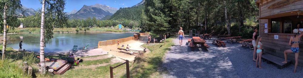 Guinguette, plage de sable et lac Guinguette, plage de sable et lac