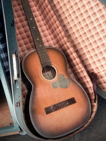 Guitare dans son étui
