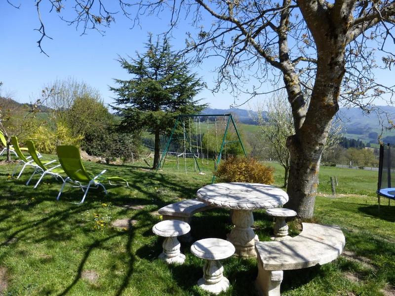 Gîte / Maison de Vacances \'La Glycine\' à Meaux la Montagne en Haut Beaujolais dans le Rhône - Proximité du Lac des Sapins : le jardin et ses équipements.