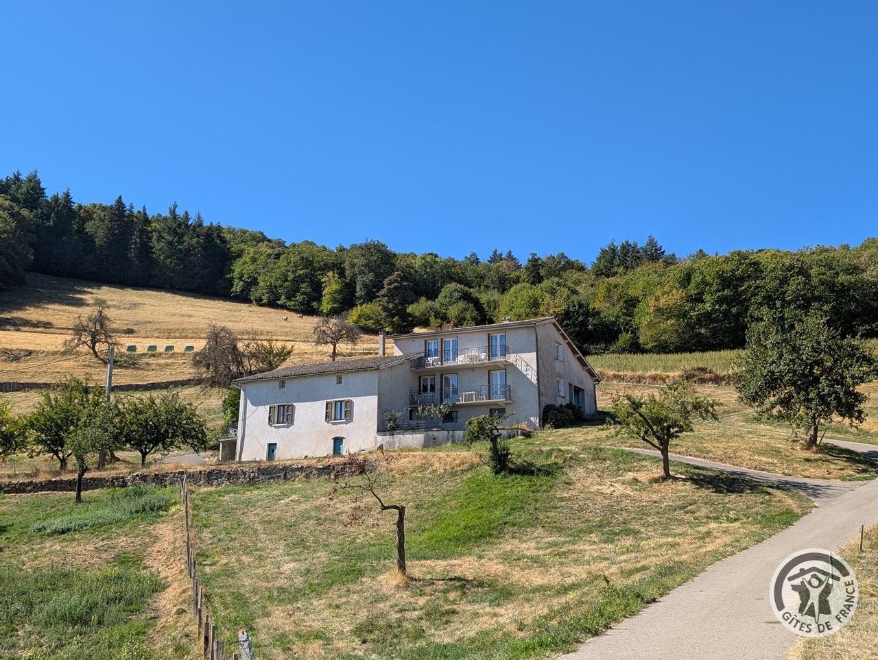 Gîte à l'étage - La Panoncelière 2 à Rontalon dans le Lyonnais - Rhône : La maison comportant les 2 gîtes.