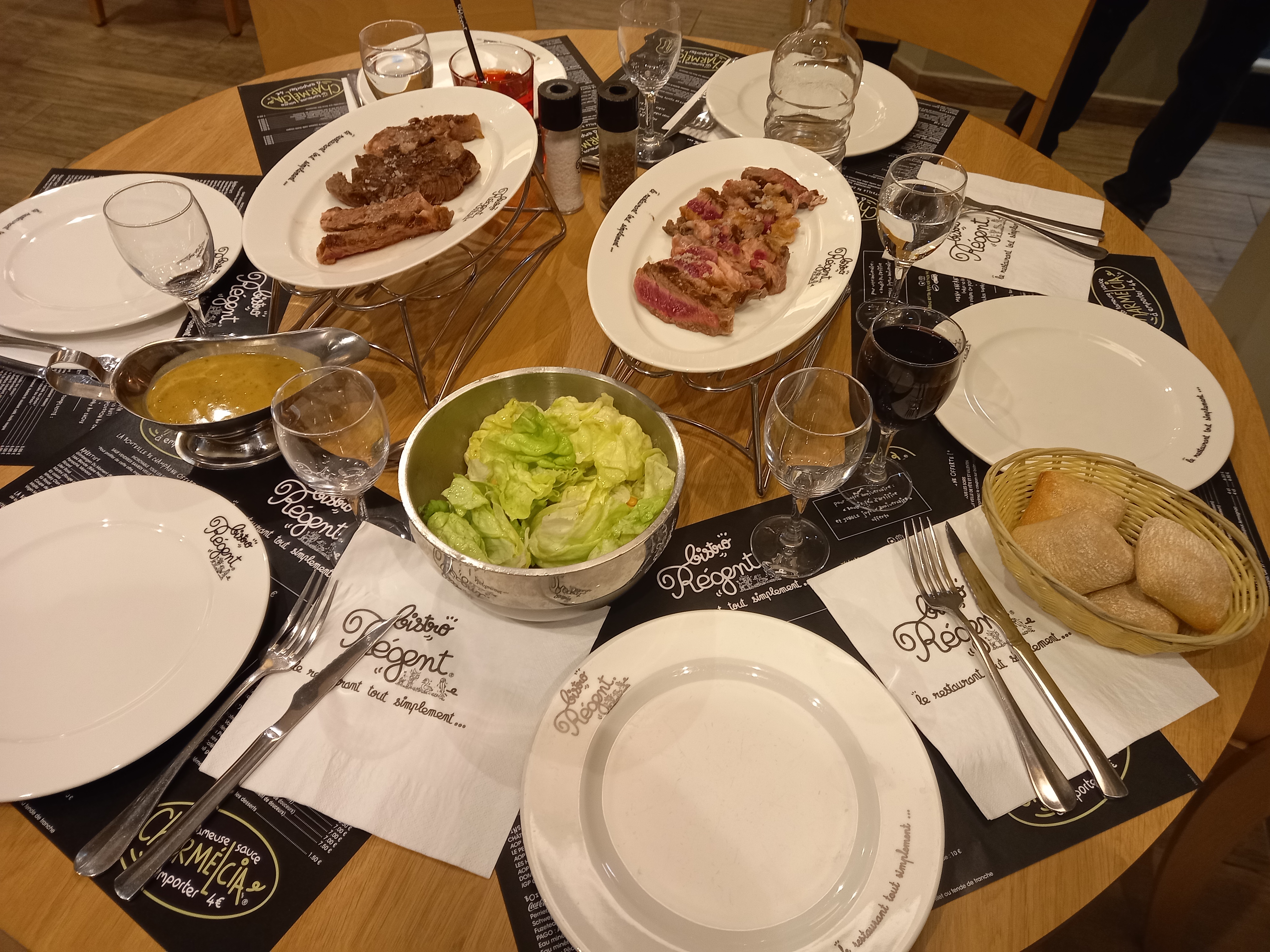 Table du restaurant le Bistro Régent avec plats à la carte