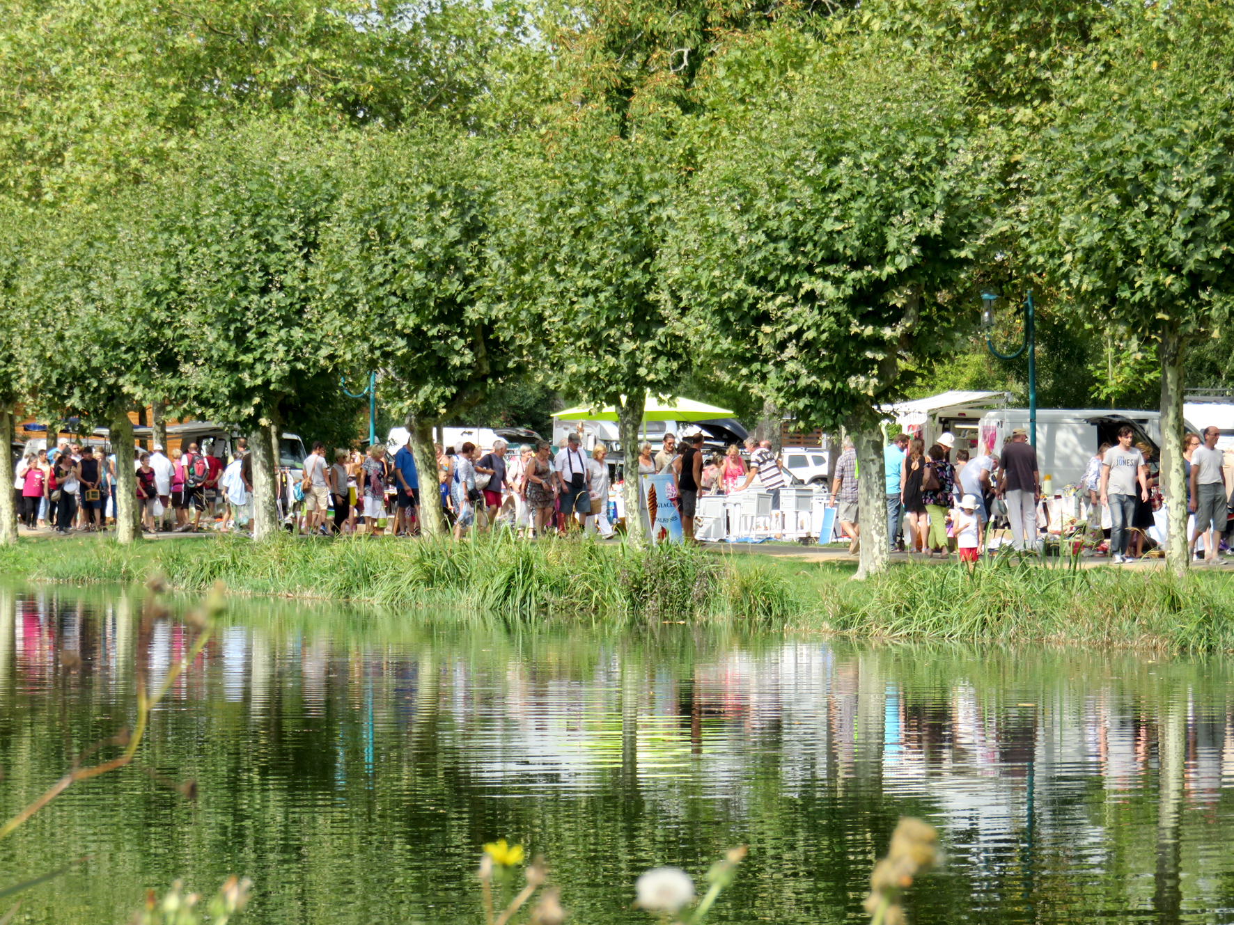 Brocante et vide-greniers de l’association humanitaire « Un jour, une plume, des livres »