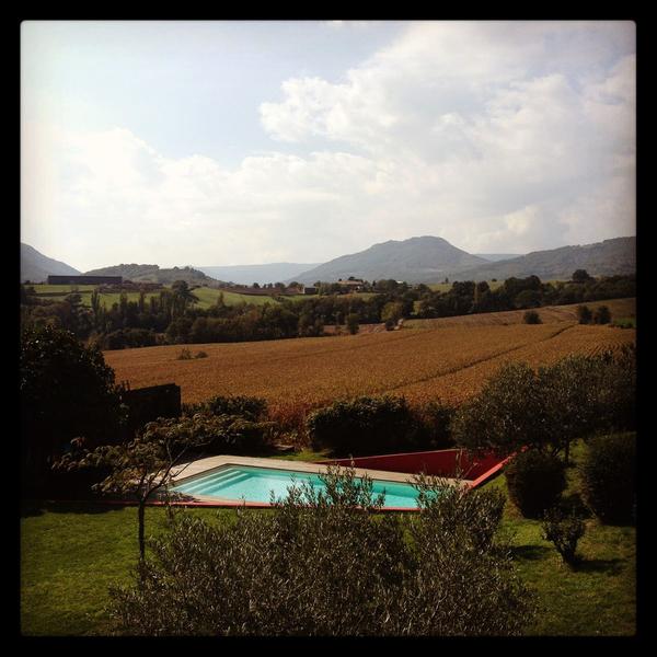 La piscine et la vue sur les anciens volcans.