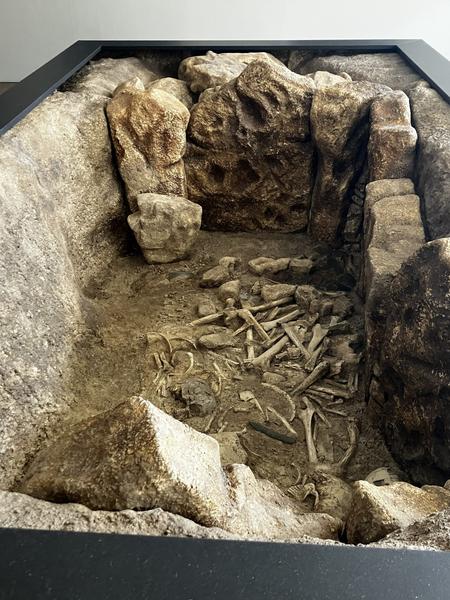 Fac similé dune sépulture de Cabrial réalisation Lythos