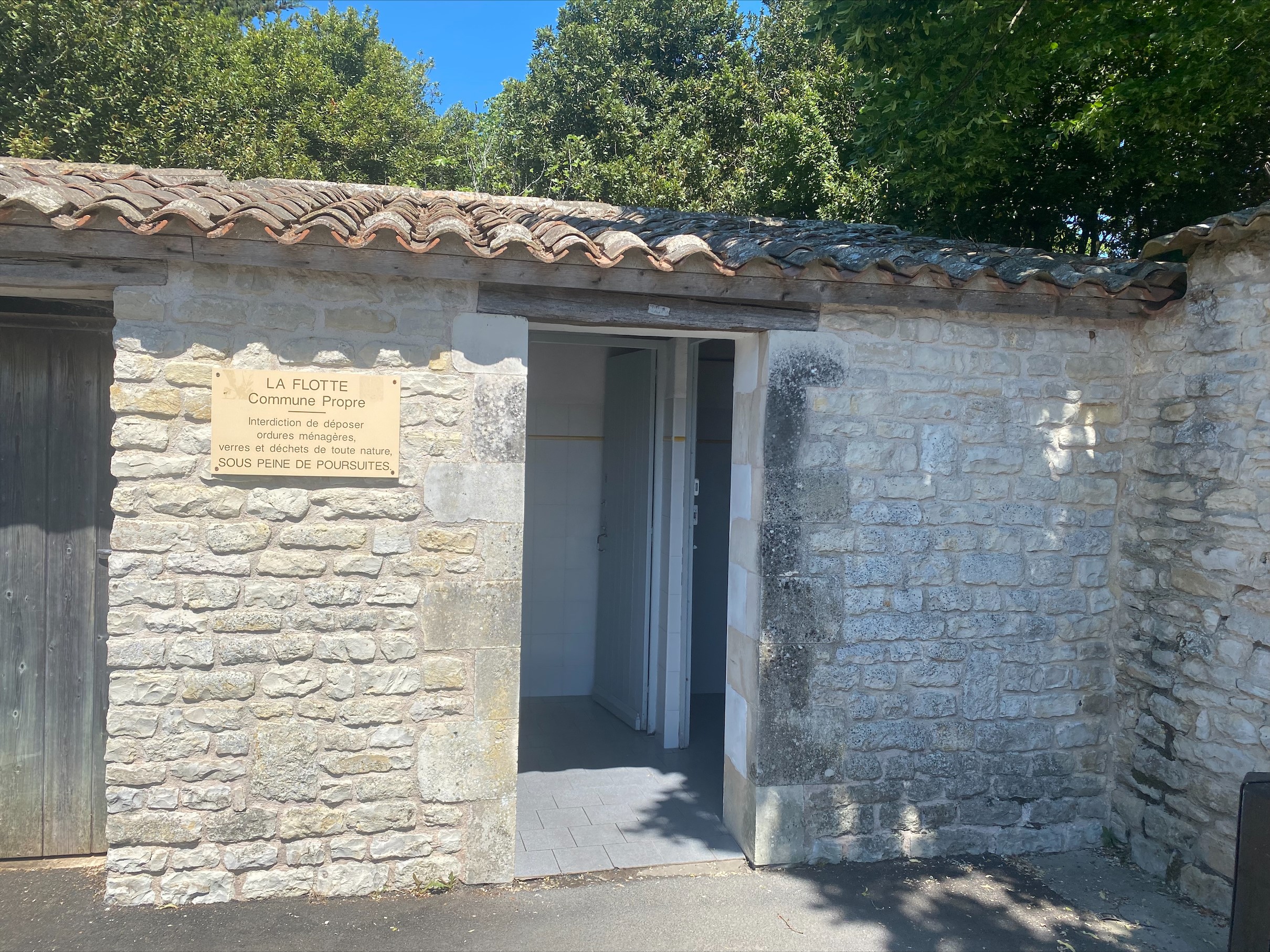 Toilettes publiques - parking du marché