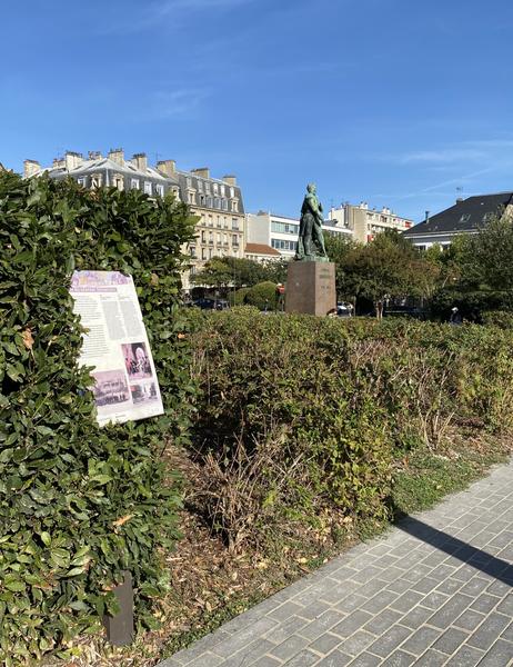 Panneau du patrimoine devant la statue du général Daumesnil 