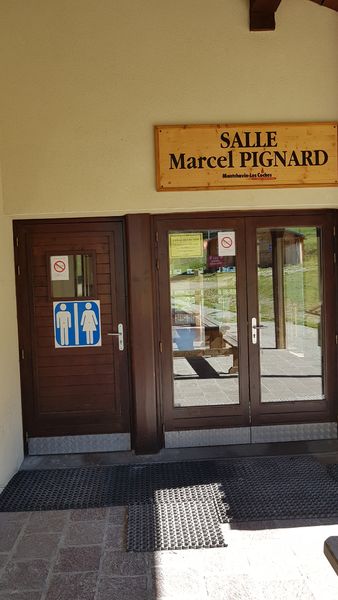 Porte d'entrée des toilettes à côté de la Salle Hors Sac