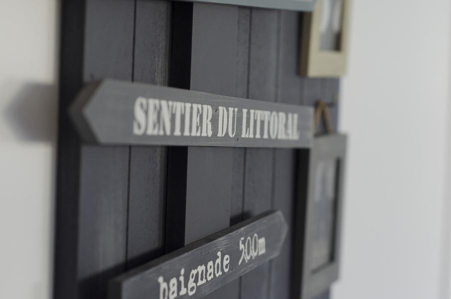 Décoration "panneau directionnel" vers le "sentier du littoral" et la "baignade".