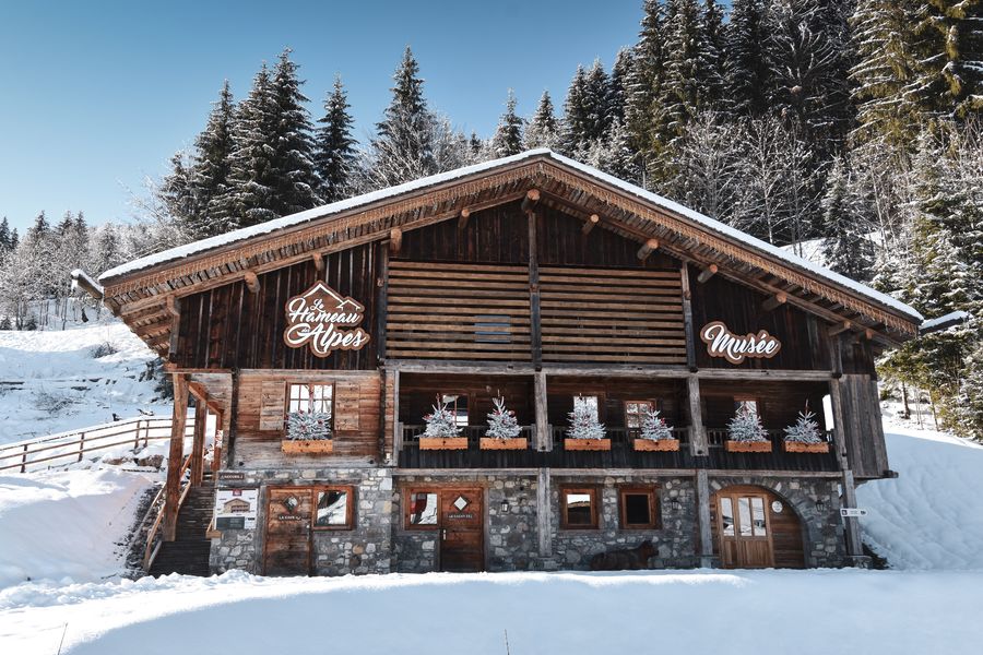 Visite pédagogique et ludique des espaces reblochon et ski du Hameau des Alpes