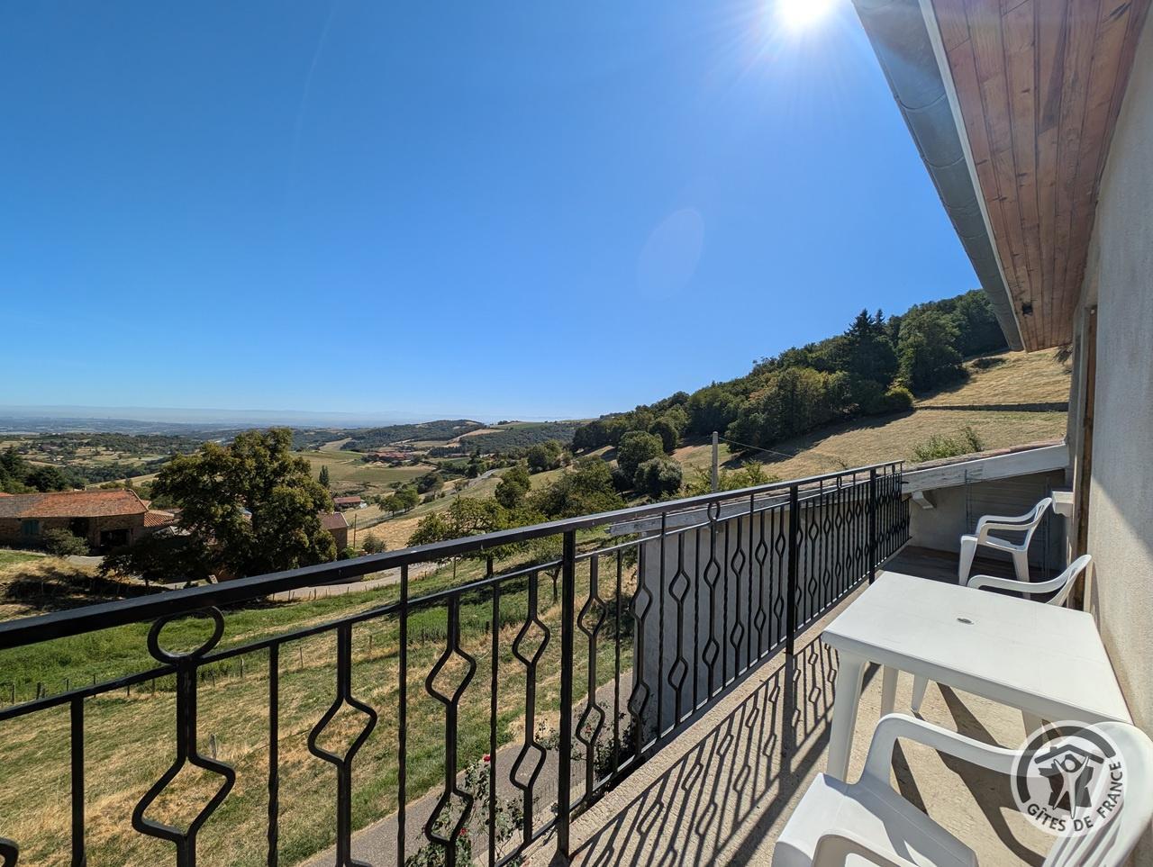 Gîte à l'étage - La Panoncelière 2 à Rontalon dans le Lyonnais - Rhône : le balcon avec vue magnifique.