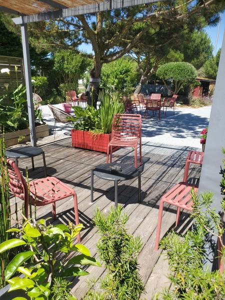 Des chaises sur la terrasse.