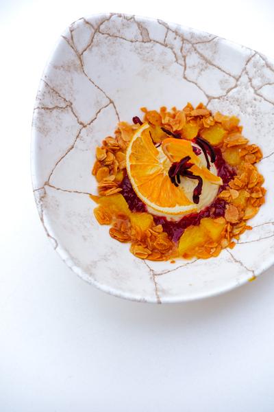 Un dessert sur un fond blanc