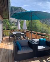 Balcon plein sud avec salon de jardin et grande table