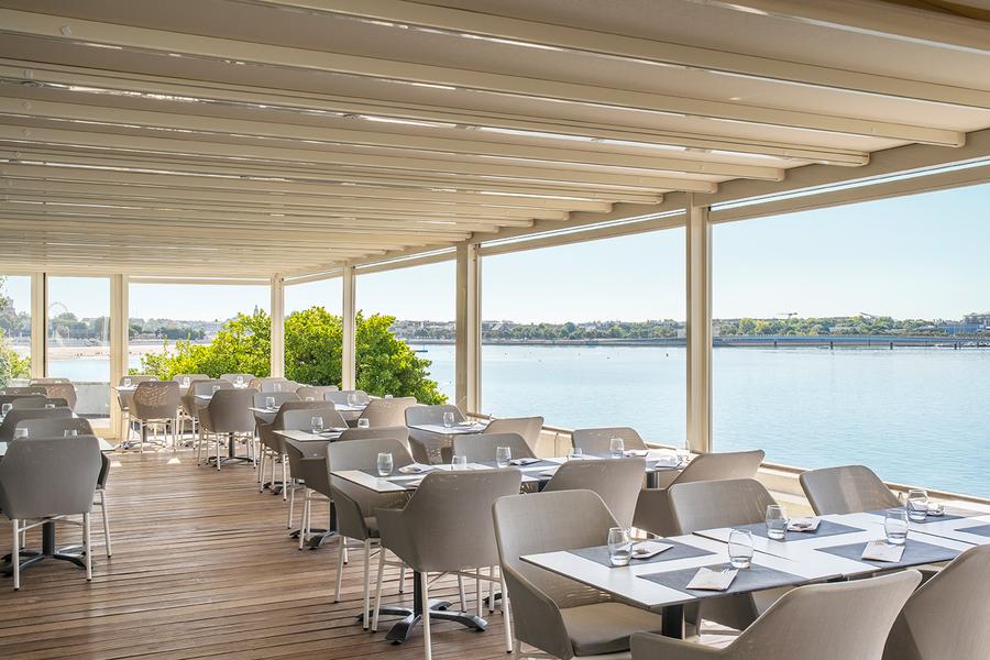 la salle extérieure couverte du restaurant, face à l'océan.