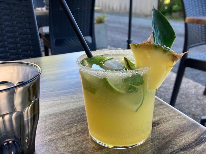 Un apéritif en terrasse : mojito ananas